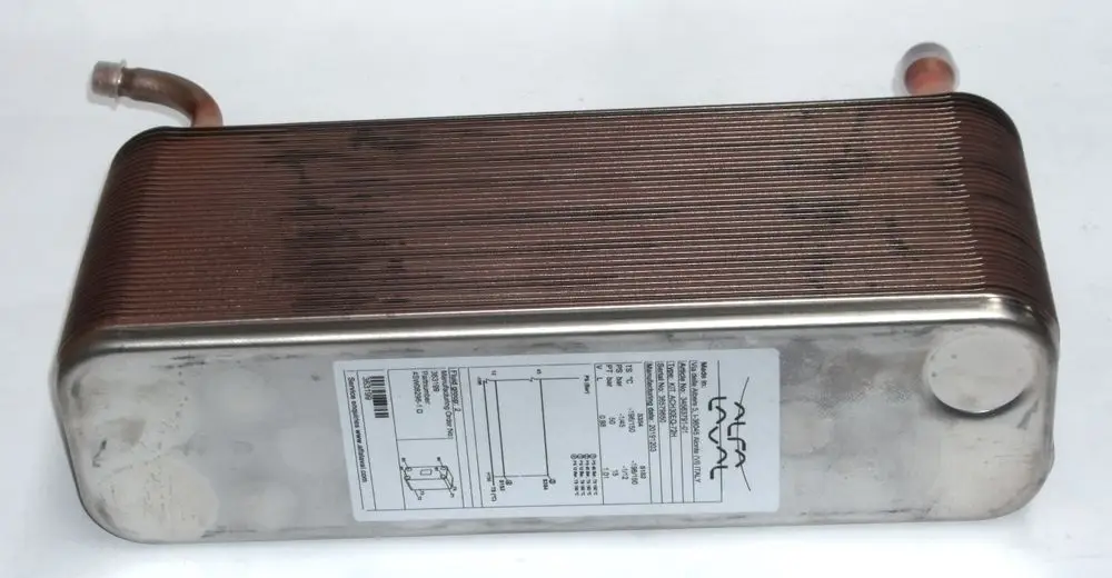 Plattenwärmetauscher mit gestreifter Oberfläche und zwei Anschlüssen, beschriftet mit „Alfa Laval“. Der Hersteller Daikin ist im oberen Bereich sichtbar.